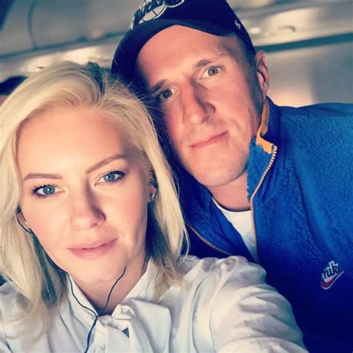 Elisha Cuthbert Has Confirmed Her Pregnancy
