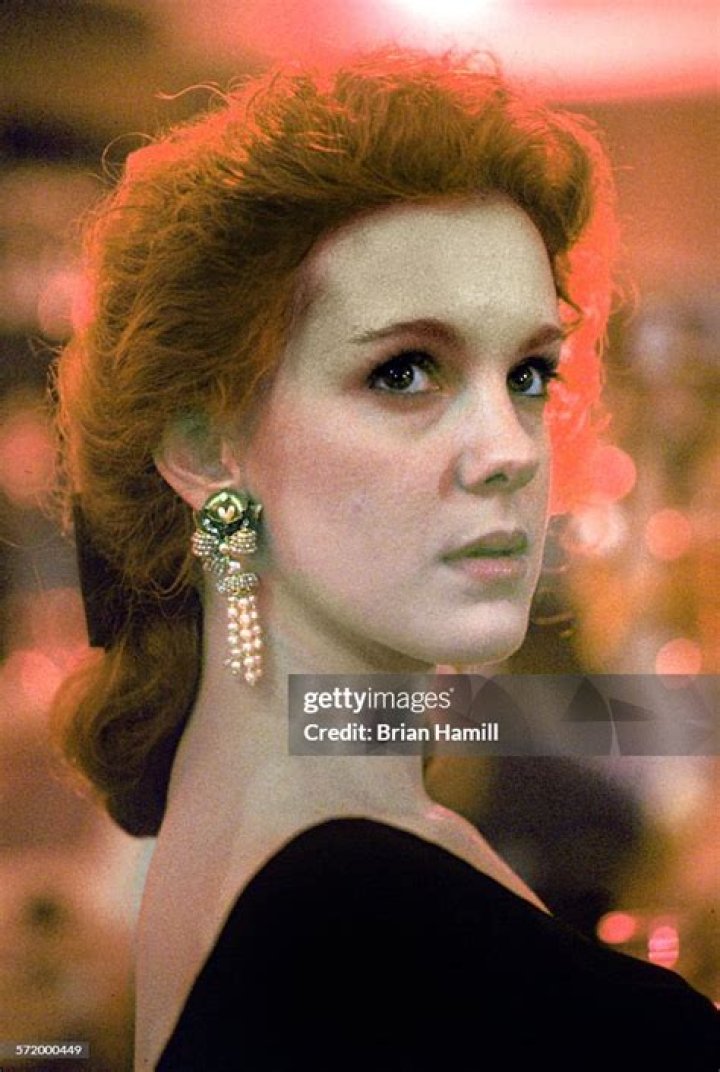 Elizabeth Perkins