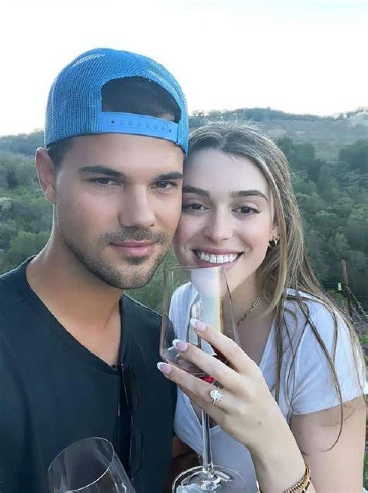 Taylor Lautner&rsquo;s Girlfriend And His Parents