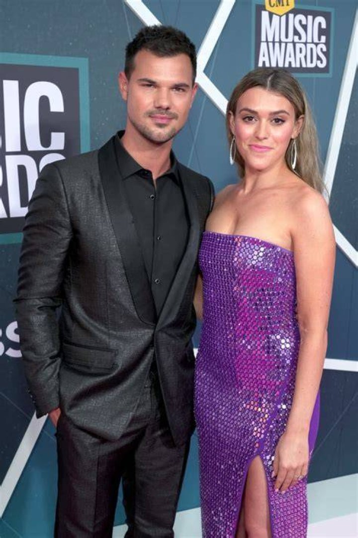 Taylor Lautner&rsquo;s Sister